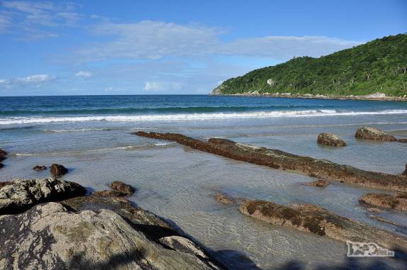 No fim de tarde, chegando à praia de Quatro Ilhas, em Bombinhas, litoral de Santa Catarina